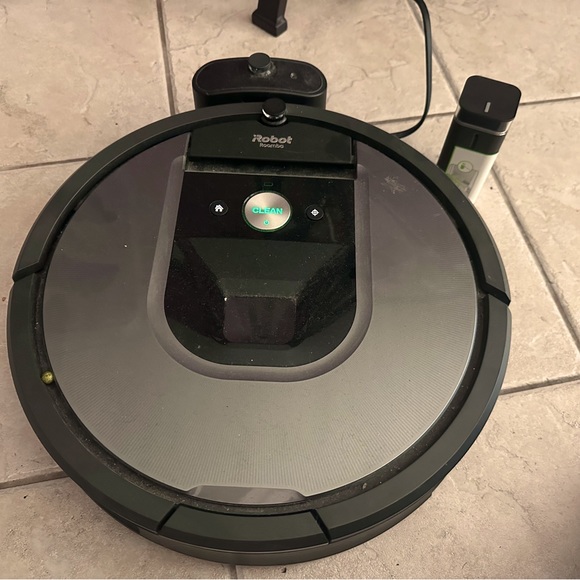 Roomba Robot Aero Force Cleaning System .Minimal usage.Works well! - Picture 1 of 3